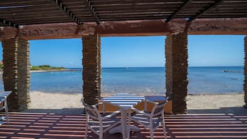 2 bars/lounges, poolside bar, beach bar