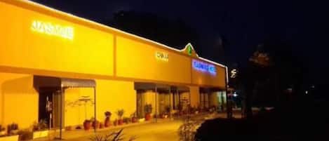 Bagian depan properti - sore/malam