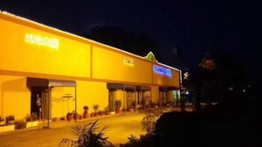 Fassade der Unterkunft – Abend/Nacht