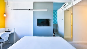 A modern hotel room with a bed, a desk, and a TV. - Nobile Inn Pampulha (Belo Horizonte)