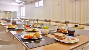 A breakfast buffet with various food items and beverages. - Nobile Inn Pampulha (Belo Horizonte)