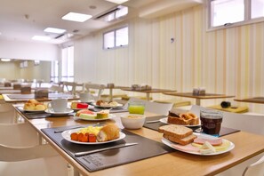 Petit déjeuner buffet (29 BRL par personne)