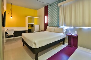 Minibar, brankas, meja kerja, dan tirai kedap cahaya