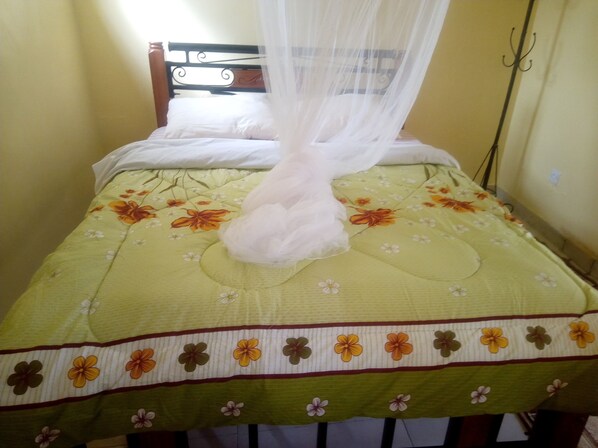 Standard dubbelrum - 1 sovrum - icke-rökare - utsikt mot trädgården | 1 sovrum, individuell inredning, unika möbler och mörkläggningsgardiner