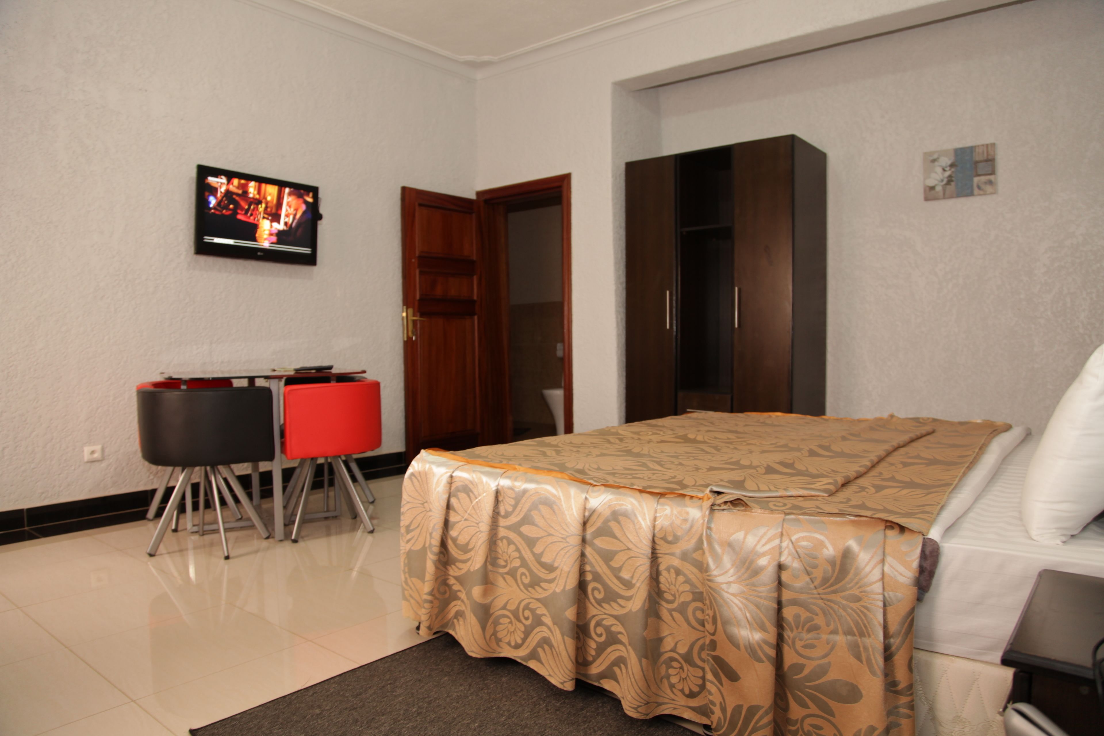 In-room safe, desk, WiFi (free)