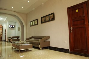 Lobby sitting area - Sinai Suites Hotel (Kigali)