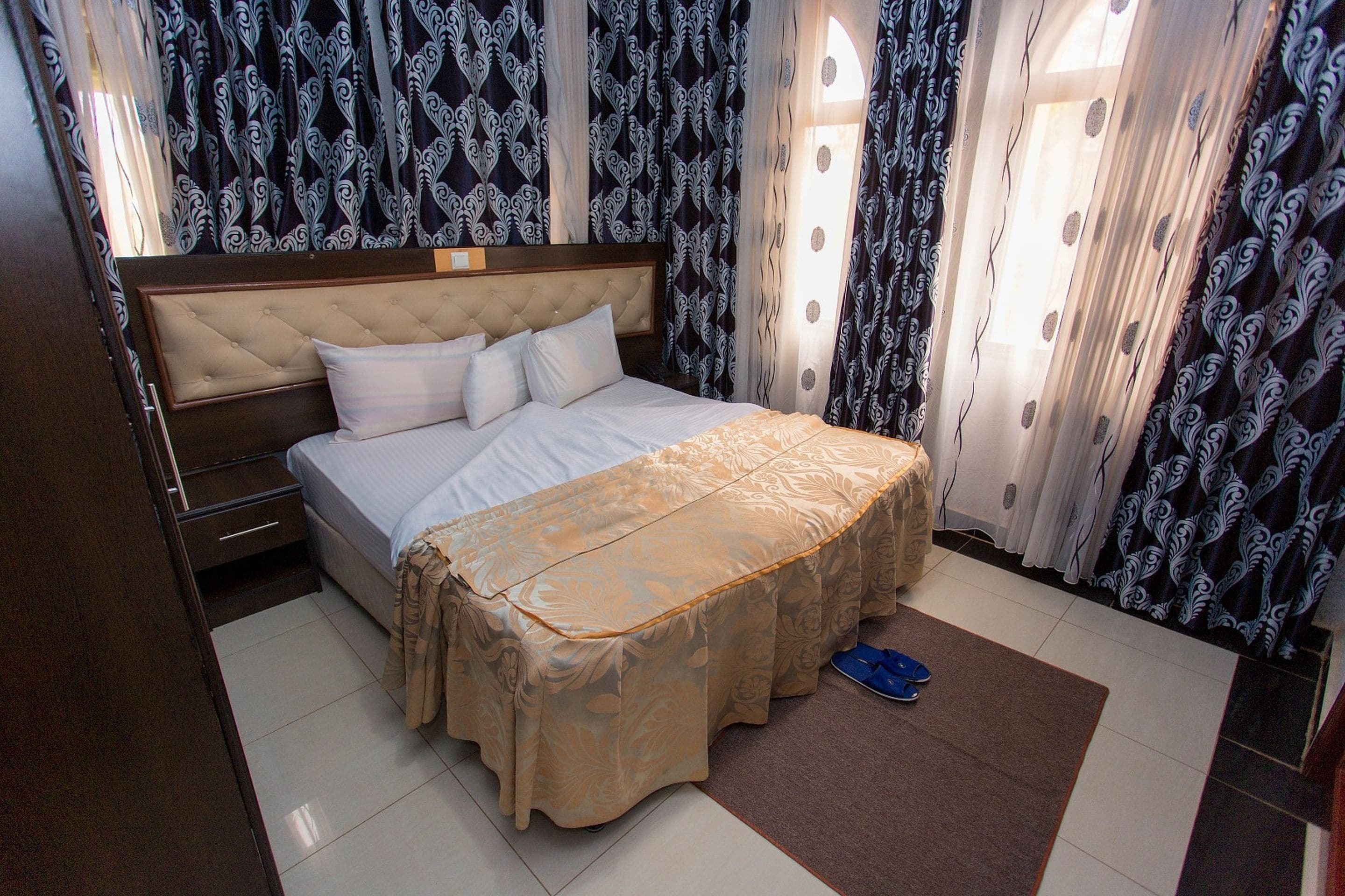 standard double room | in-room safe, desk, free wifi