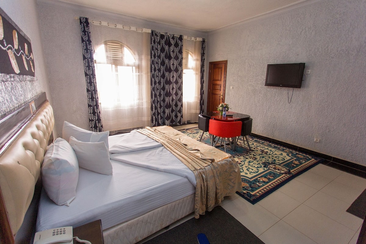 standard double room | in-room safe, desk, free wifi