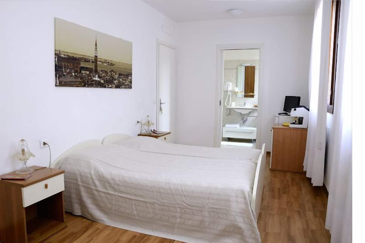 Double or Twin Room, Bathtub | Minibar (free items), in-room safe, cribs (free)
