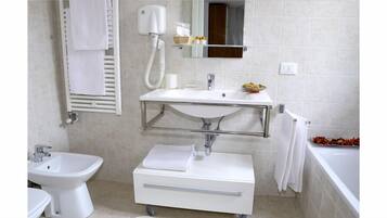 Camera con letto matrimoniale o 2 letti singoli, vasca da bagno | Bagno | Set di cortesia gratuito, asciugacapelli, asciugamani