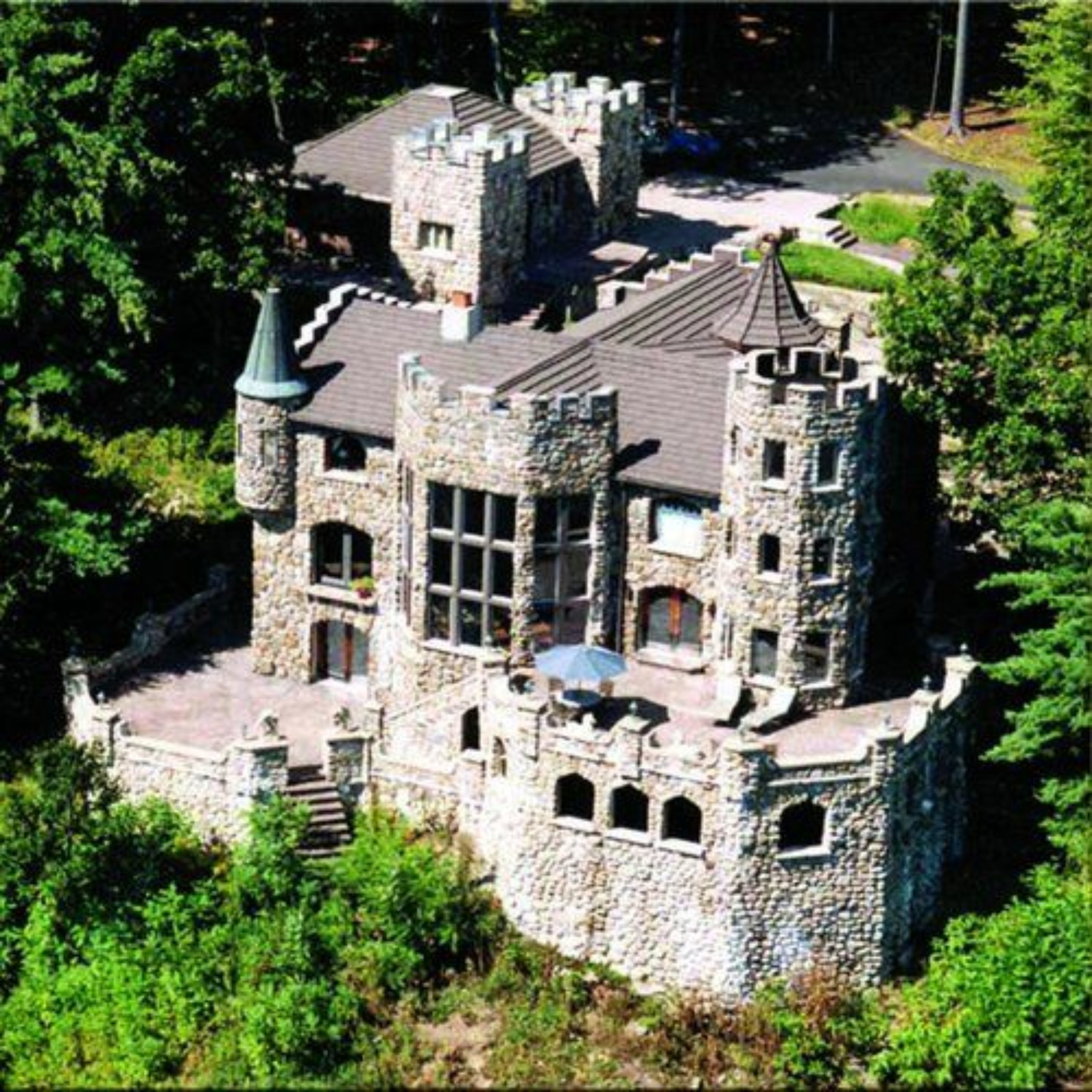 Un bâtiment qui ressemble à un château, avec de nombreuses tours et une façade en pierre.