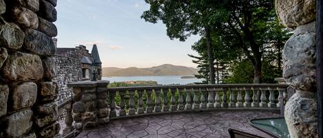 Ein Stehbalcon mit Blick auf einen See und Berge.