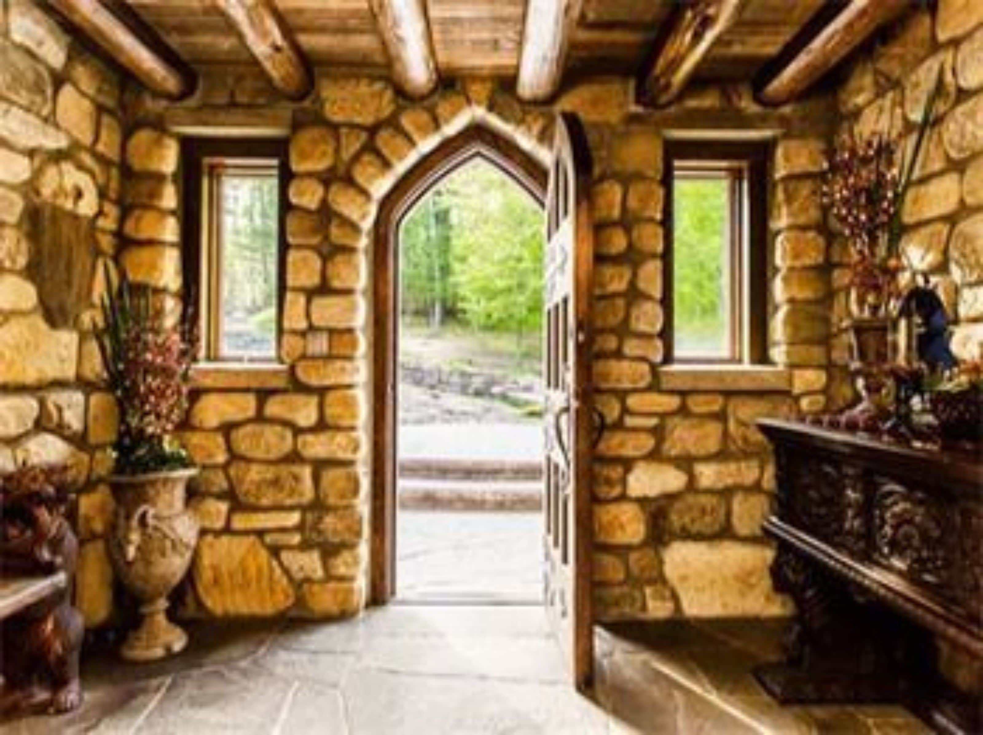 高級寝具、低反発ベッド、客室ごとに異なるインテリア、ノートパソコン用作業スペース