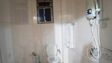 Ducha, artículos de tocador gratuitos, toallas