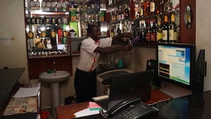 Bar (trong khuôn viên)