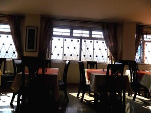 Petit déjeuner, déjeuner et dîner servis sur place