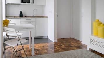 Appartement Supérieur, 1 chambre, terrasse | Coin cuisine privé | Réfrigérateur, micro-ondes, plaque de cuisson, machine à expresso