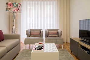 Superior Apartment, 1 Bedroom | Living room | Flat-screen TV - Simon Guest Apartments (Porto)
