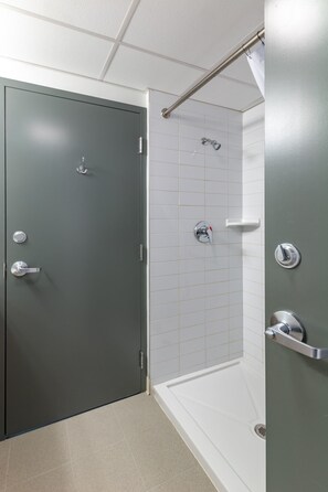 LeMarchant Place - 2 Bedroom Private Bathroom | Salle de bain | Serviettes fournies, savon, papier de toilette