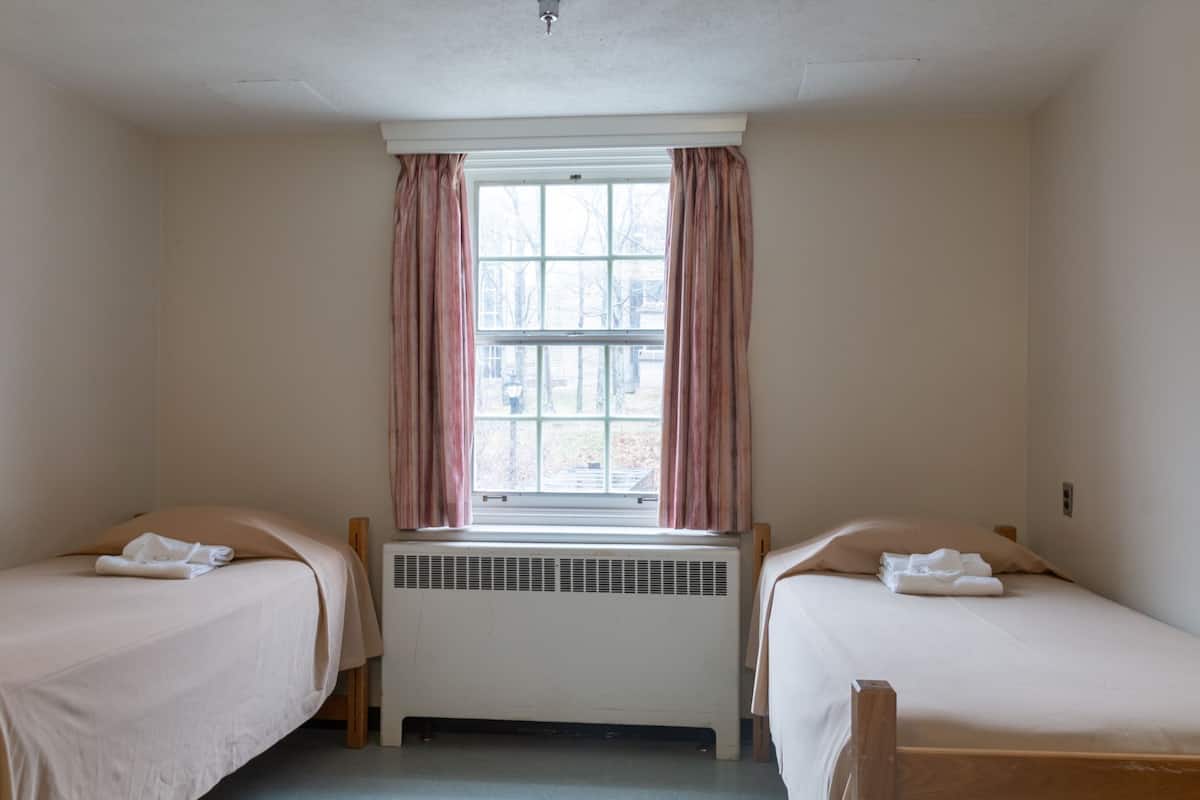 Shirreff Hall Single Room - Shared Bathroom | Een bureau, een laptopwerkplek, gratis wifi, beddengoed