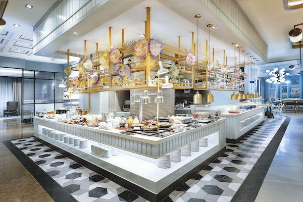 Breakfast, lunch, dinner served; local and international cuisine