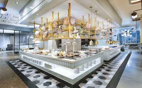 Breakfast, lunch, dinner served; local and international cuisine