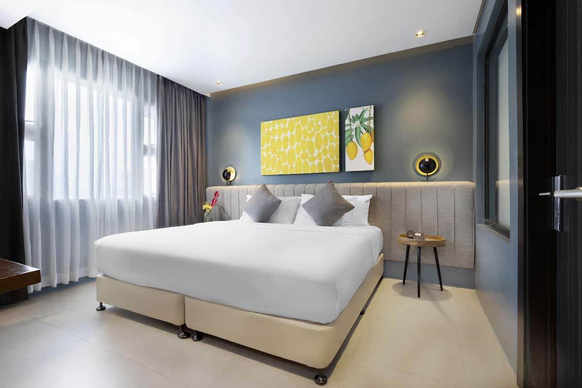 Mango Suite | Minibar, in-room safe, desk, laptop workspace