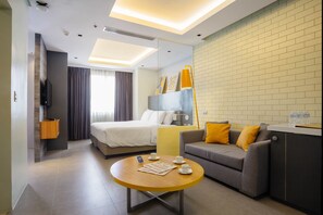 Minibar, in-room safe, desk, laptop workspace - Summit Galleria Cebu (Cebu City)