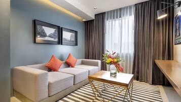 Rom (Mango Suite) | Oppholdsområde | En 42-tommers LED-TV med Parabol-TV samt TV