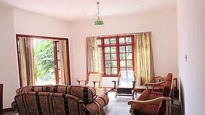 Flat-screen TV - The House Self-catering (Praslin Island)