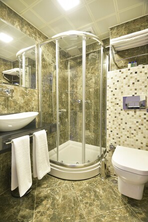 Shower, hair dryer, towels - Piccolo Hotel Istanbul (Istanbul)
