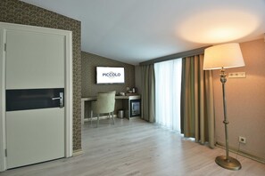 Suite, balcón | Minibar, caja de seguridad en la habitación, escritorio y wifi gratis