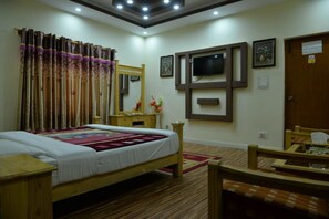 Minibar, escritorio y sistema de insonorización 