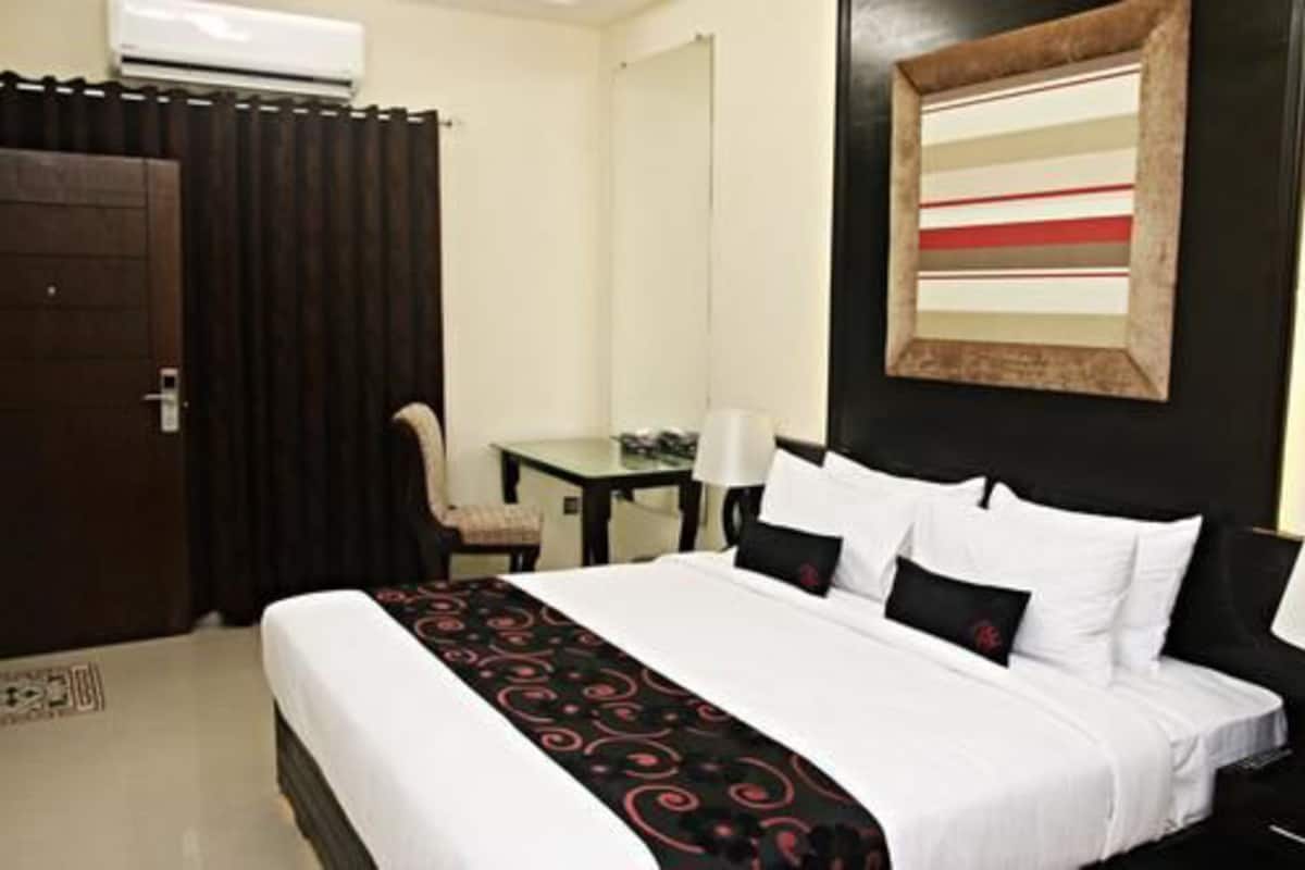 in-room safe, desk, blackout curtains, soundproofing