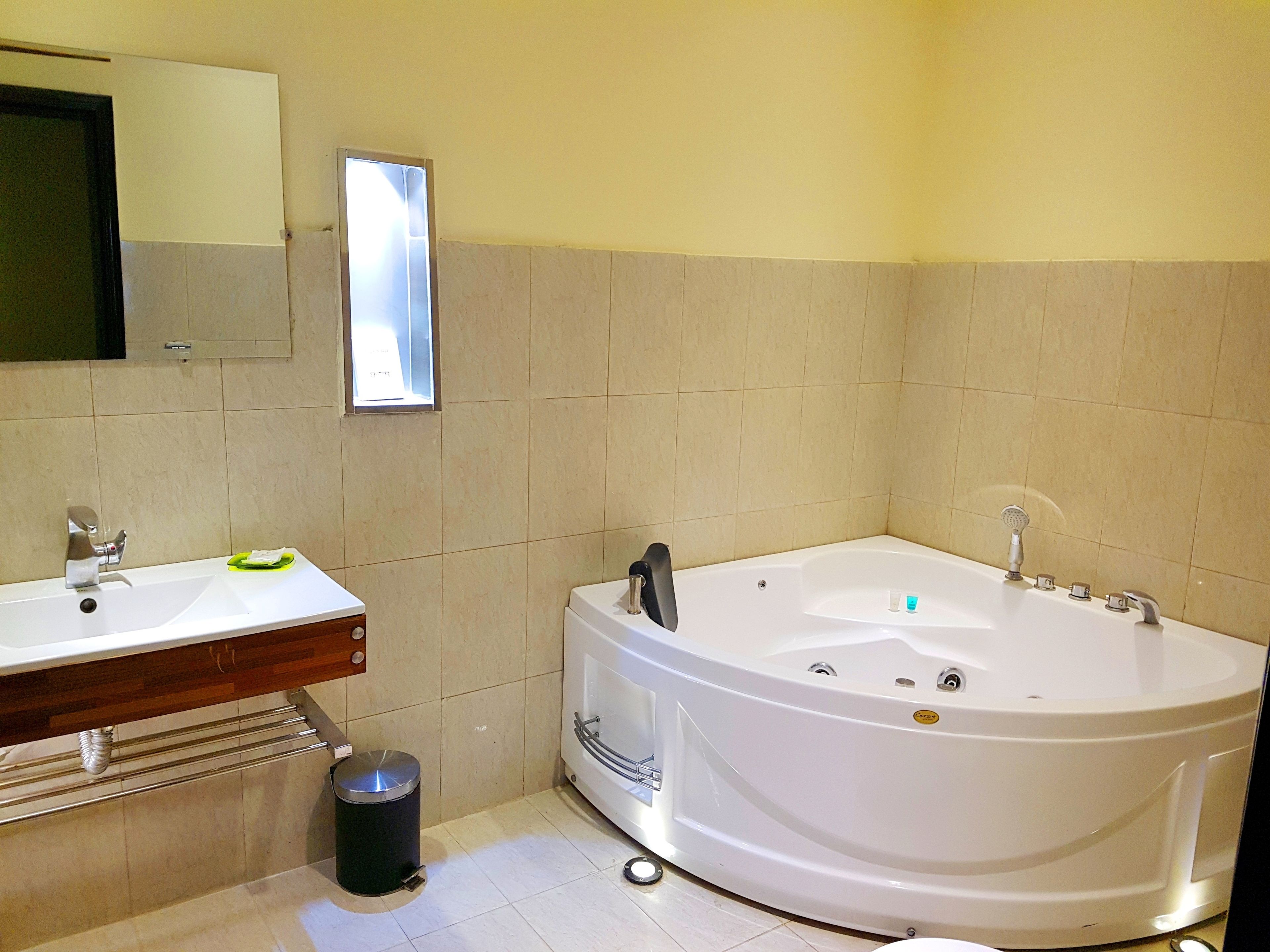 shower, rainfall showerhead, free toiletries, bathrobes