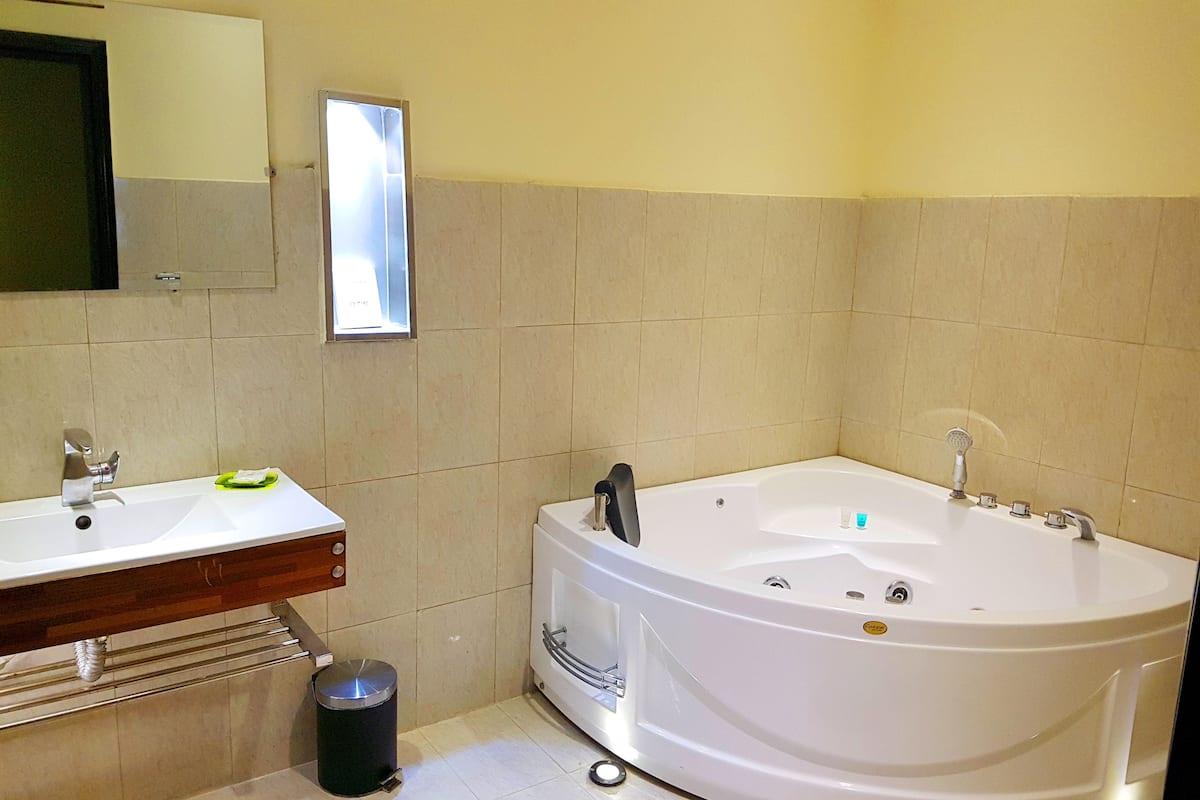 shower, rainfall showerhead, free toiletries, bathrobes