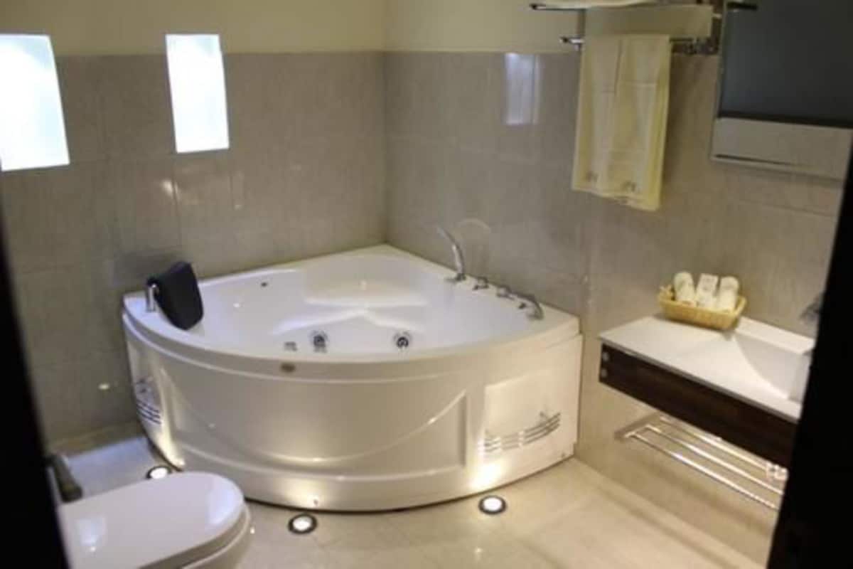jetted bathtub