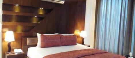 Executive Suite | Desk, free WiFi