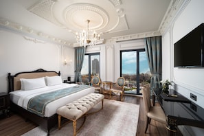 Superior kamer | Luxe beddengoed, een minibar, een kluis op de kamer, een bureau