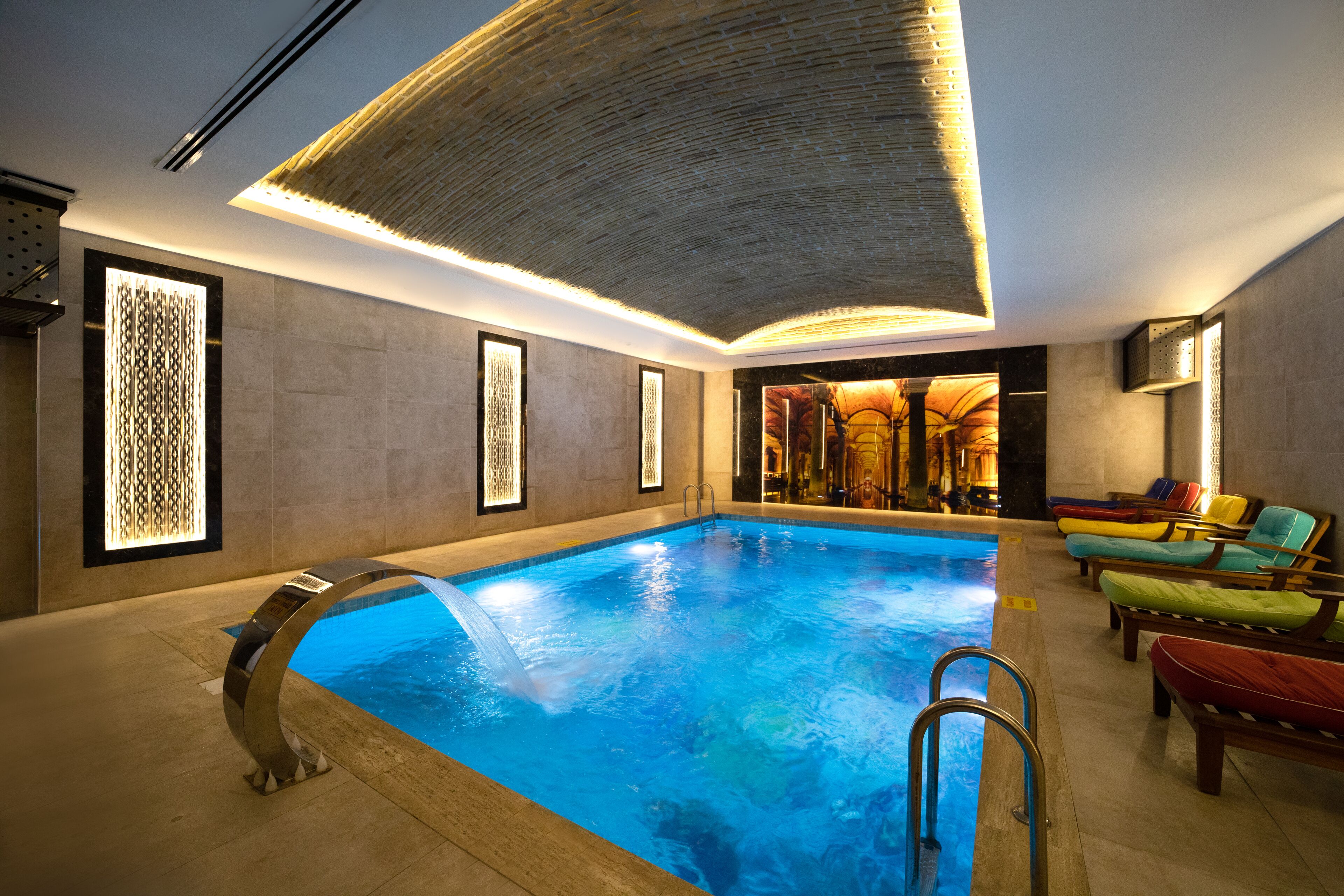 Innendørsbasseng og solsenger