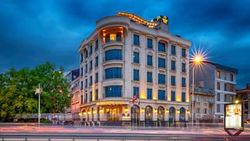 Un hotel a più piani con un design architettonico classico, con balconi e ampie finestre.