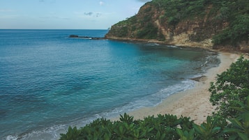 Playa privada en los alrededores, arena blanca