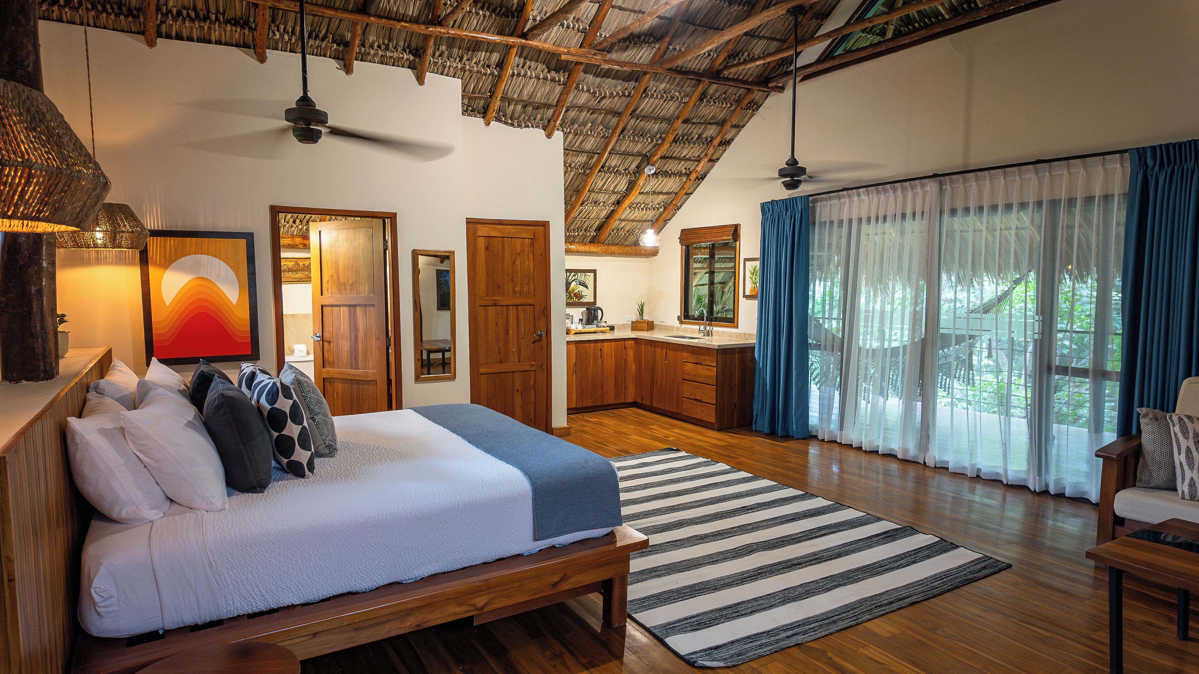 Habitación Deluxe con 1 cama matrimonial o 2 individuales | Ropa de cama de alta calidad y caja de seguridad en la habitación 