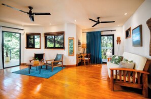 Casa na árvore premium, 1 cama King | Área de estar