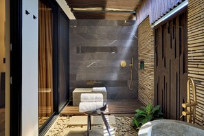 Bungalow familiar | Baño | Regadera, amenidades de baño gratuitas, secadora de cabello, batas 
