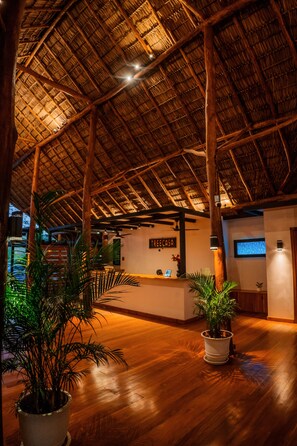 Quầy tiếp tân