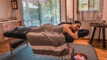 Tratamientos corporales, masajes con piedras calientes