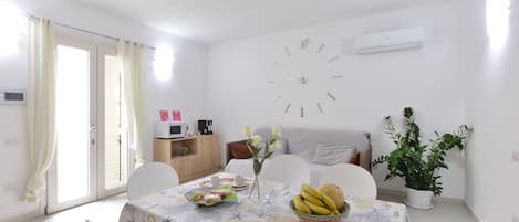 Appartement, op benedenverdieping | Woonkamer | Een flatscreentelevisie