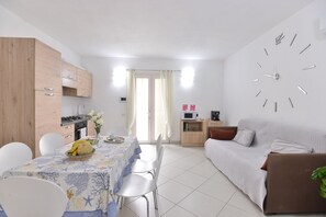 Appartement, op benedenverdieping | Woonkamer | Een flatscreentelevisie