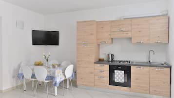 Lejlighed - stueetage | Privat køkken | Køleskab/fryser i fuld størrelse, mikrobølgeovn, ovn, kogeplade